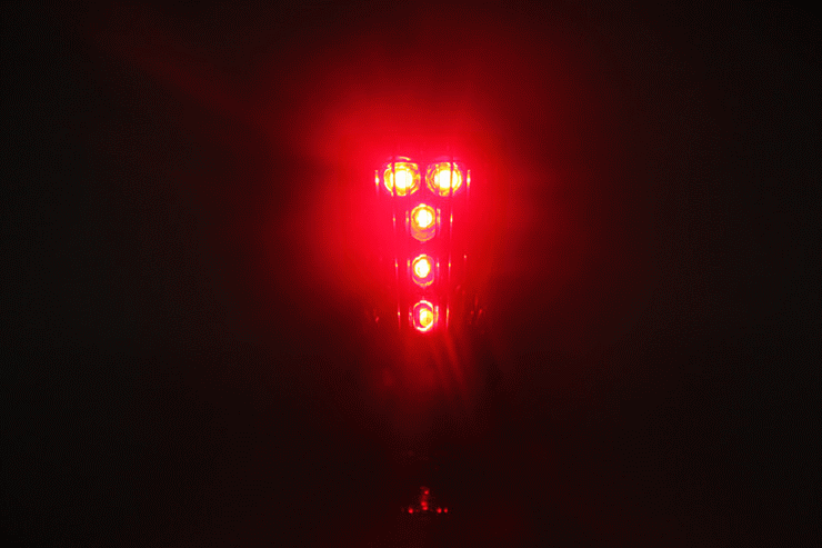Сигнальная мигающая лампа 220в. Красный фонарь в темноте. Мигающая красная лампочка. Мигающий свет в темноте. Сигнал тревоги красный