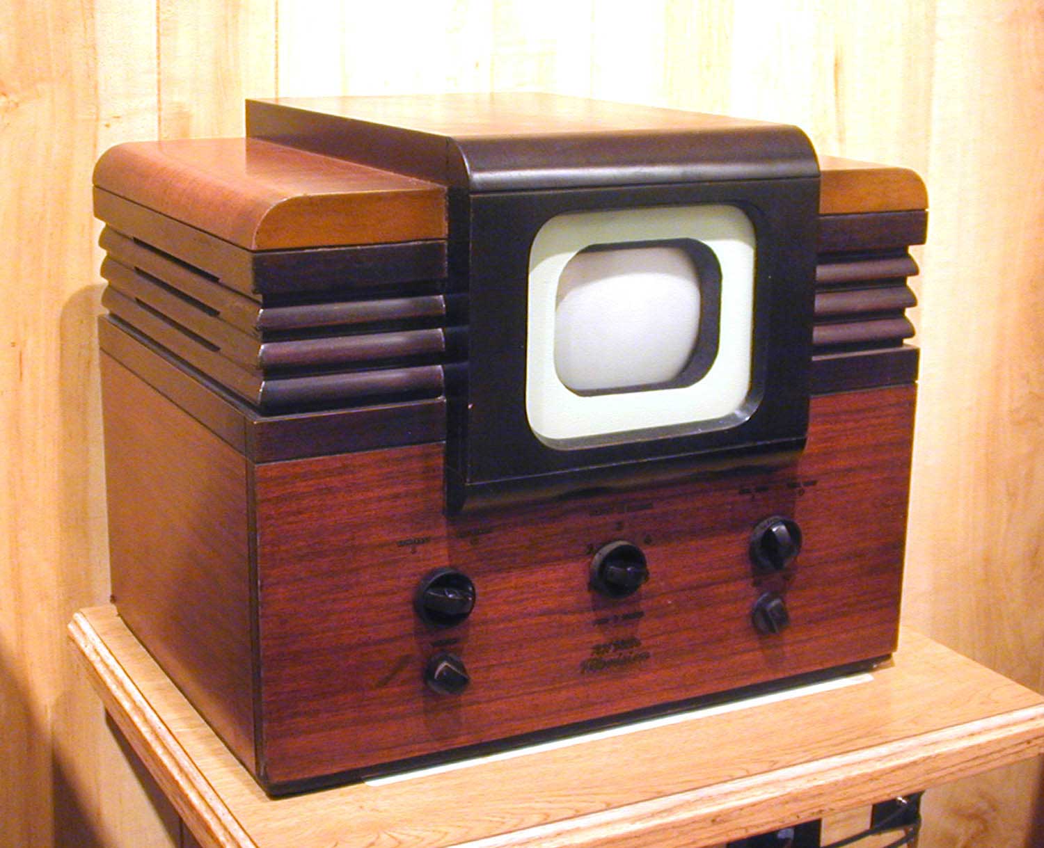 1 телевизор в мире. RCS TT-5 первый телевизор. Первый телевизор RCA 1936. RCA-tt5. Телевизор RCA-tt5.