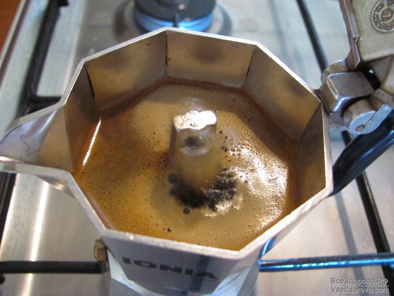 Гейзерная кофеварка как варить кофе на газу. Кофе в гейзерной кофеварке. Варка кофе в гейзерной кофеварке. Гейзерная заварка. Кофе из гейзерной кофеварки.