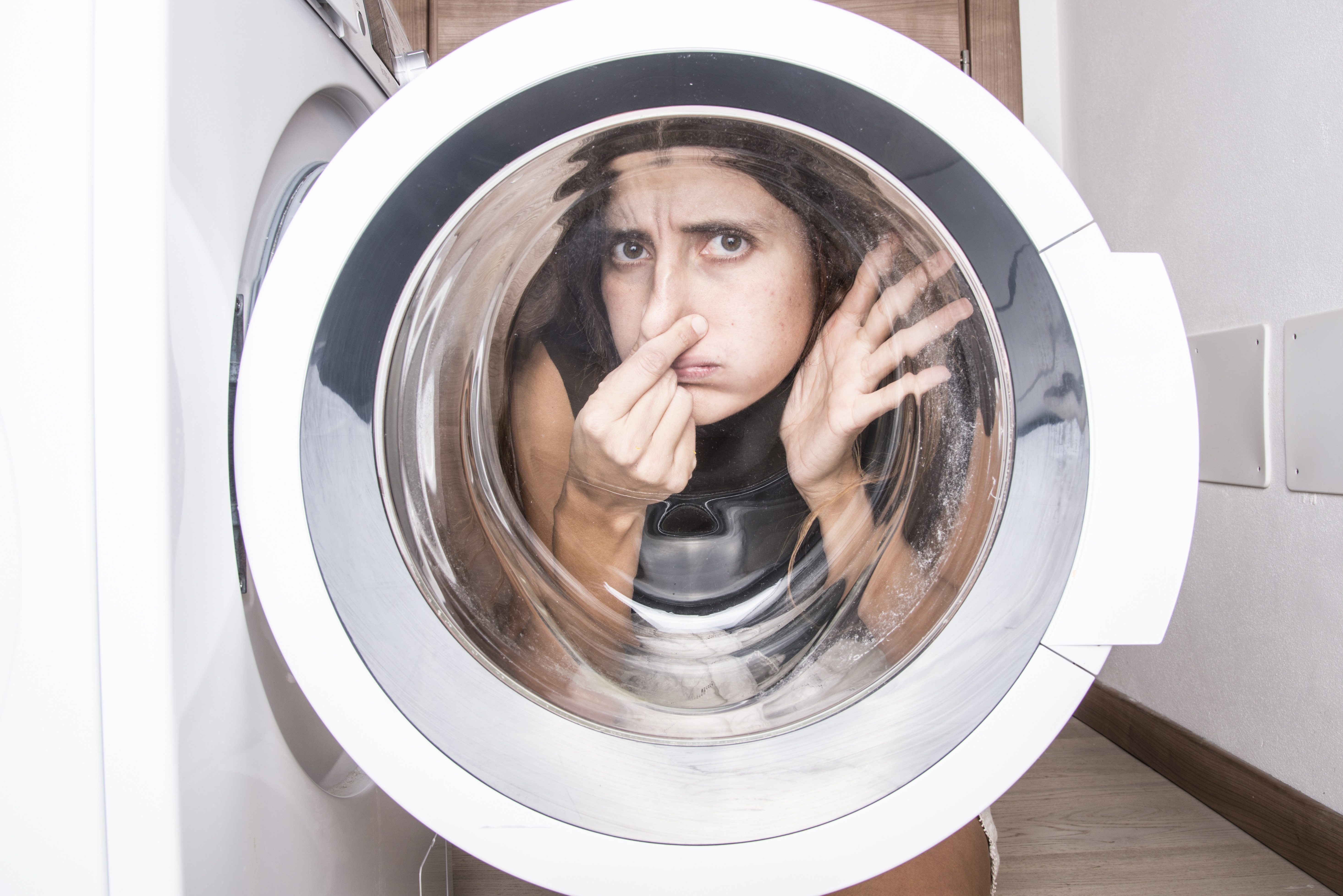 Из машинки стиральной неприятный. Запах в стиральной машине. Девушка в стиралке. Вид из стиральной машины. Вонючая стиральная машина.