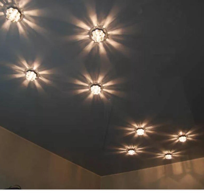 Расположение точечных светильников на натяжном потолке в зале без люстры