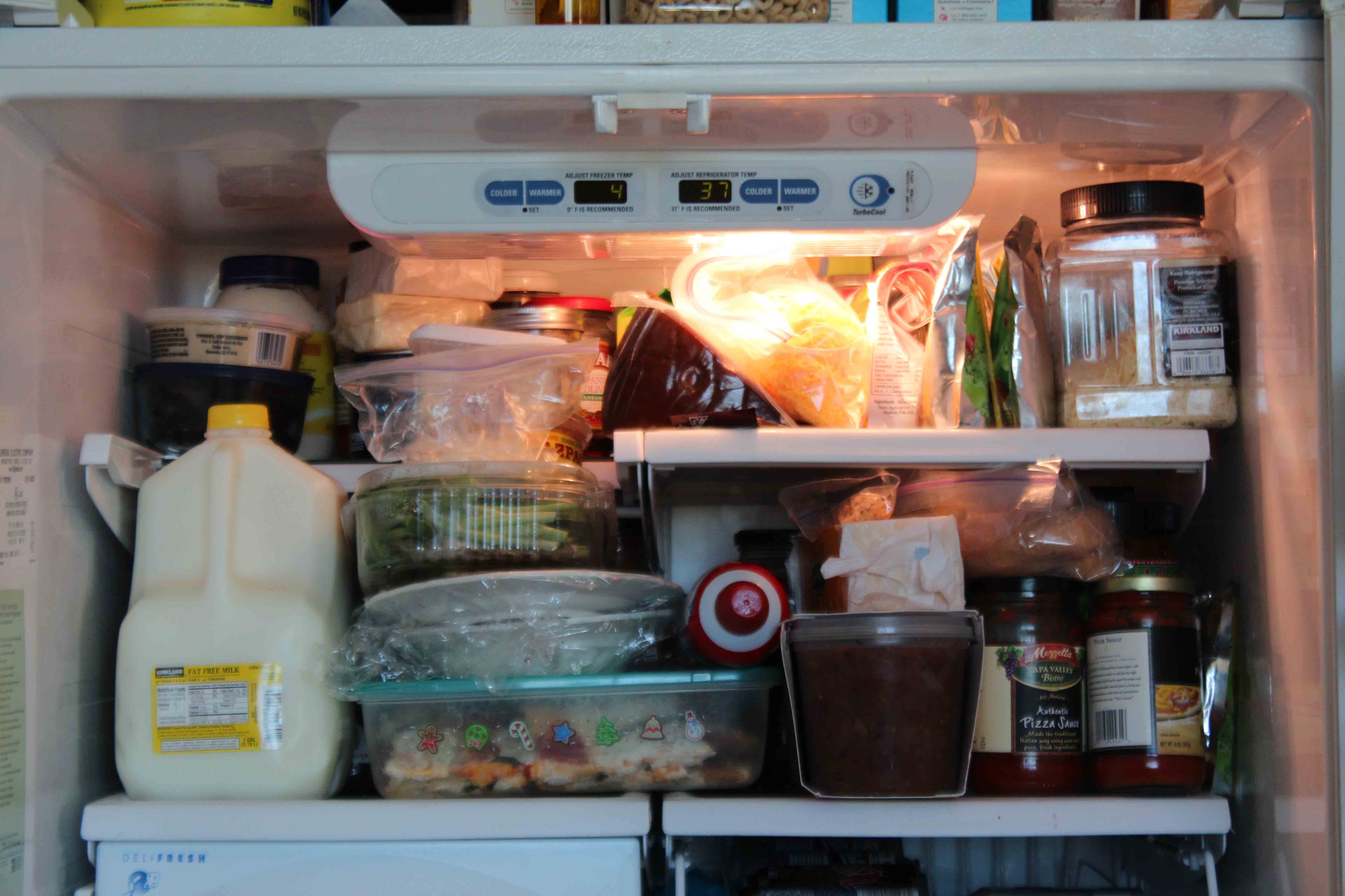 Неприятен запах еды. Холодильник с едой. Холодильник с продуктами. Полный холодильник продуктов. Грязный холодильник.