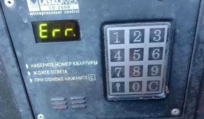 ФОТО: cs8.pikabu.ru Если дверь открыть не получается, то домофон устанавливали дотошные мастера, изменившие заводские настройки