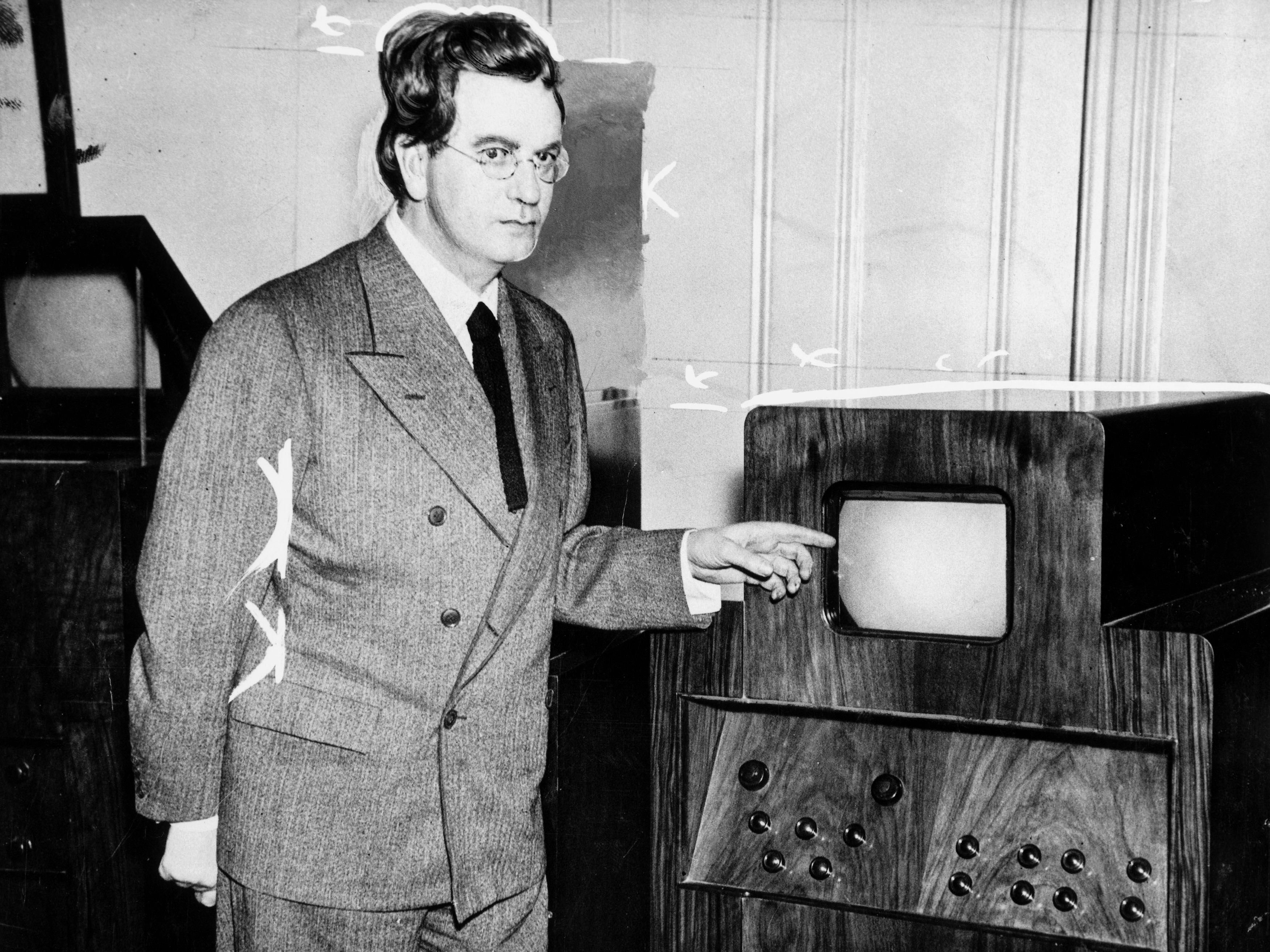 Первые версии. Джон Лоуги. Джон Бэрд. Джон Ло́уги Бэрд. John Logie Baird что изобрел.