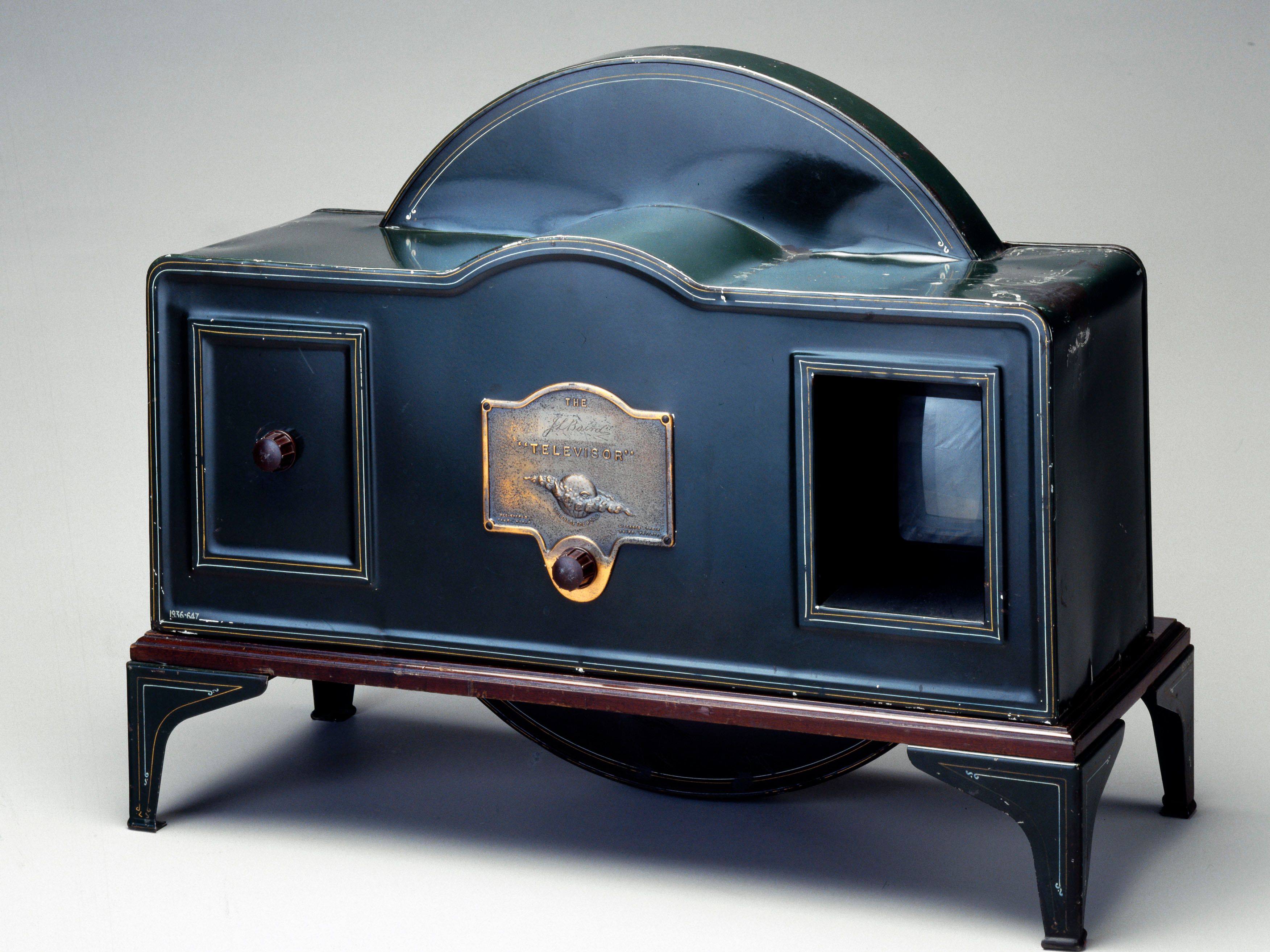 1 телевизор в мире. Телевизор 1928 Baird model c. Телевизор Баирд 1930. Первый телевизор Джон Лоуги Бэрд. Джон Лоуги Бэрд изобрел.