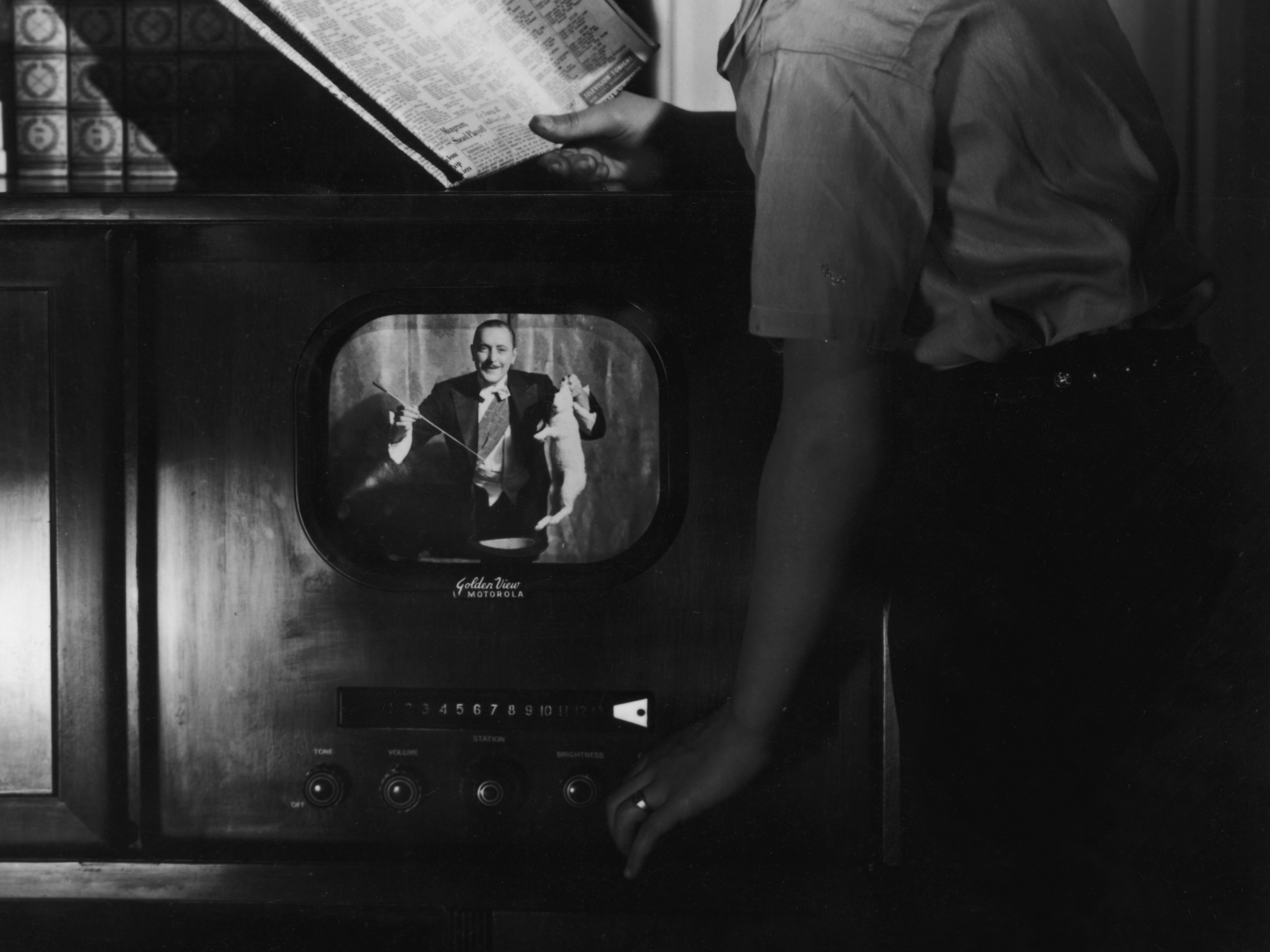 Почему телевизор читает. Старый телевизор. Первый телевизор. Самый первый телевизор. Телевизор 1945 года.