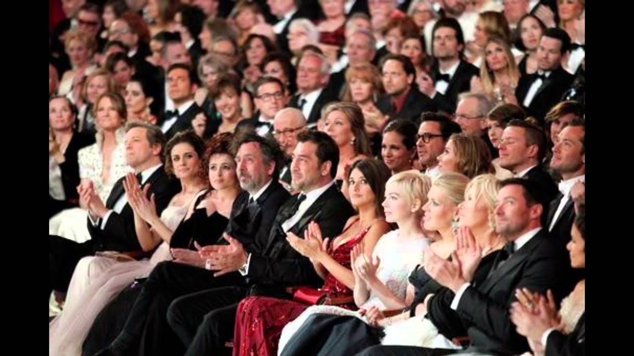 Возгласы зрителей. Оскар зал аплодирует. Люди хлопают в театре. Аплодисменты в театре. Зрители в театре.