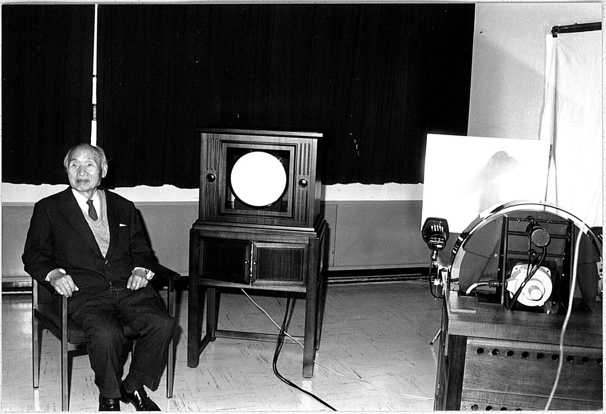 Когда был первый телевизор. Кэндзиро Такаянаги. Телевизор Кэндзиро Такаянаги. Кэндзиро Такаянаги первое изобретение.