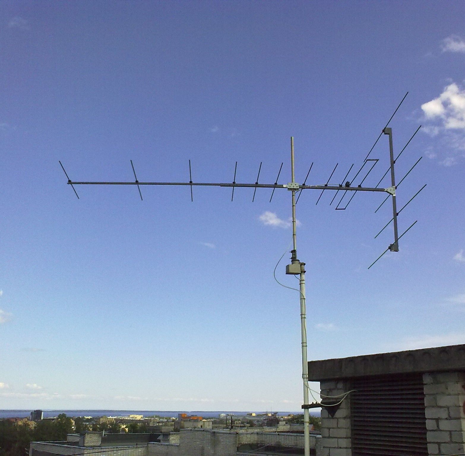 Какая антенна нужна телевизору. УКВ антенна на 145 МГЦ С вертикальной поляризацией. Антенна УКВ многоэлементная. Антенны УКВ 144. Противофазные УКВ решетки-антенны.