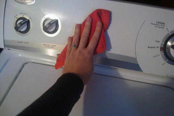 Чем раньше вы задумаетесь об уходе за стиральной машиной и о том, как ее чистить, тем дольше она будет выглядеть как новенькая