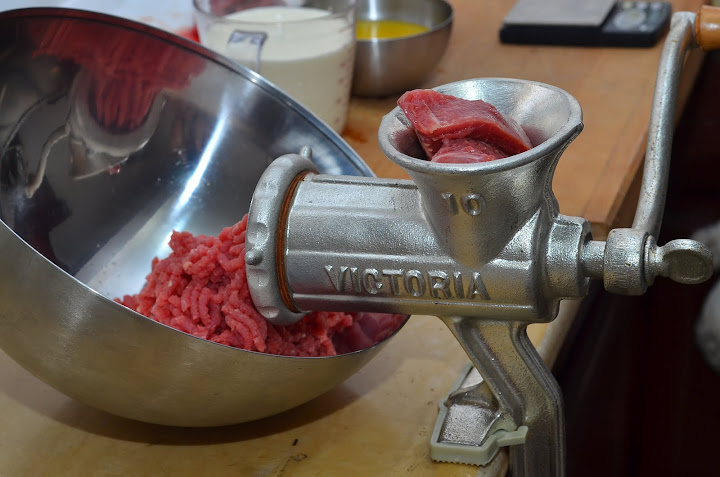 Как должен стоять нож в мясорубке ручной фото правильно
