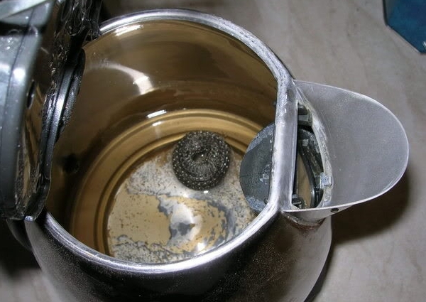 Запущенная накипь в чайнике. Фото с сайта fb.ru