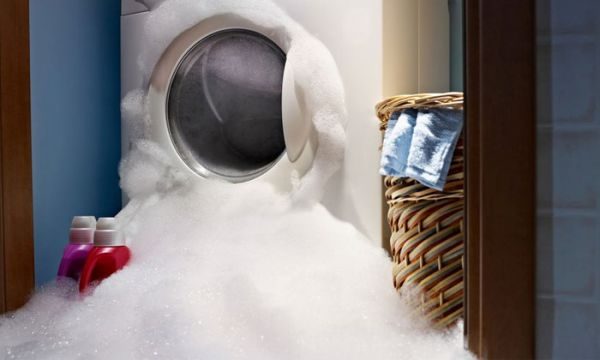 Почему подтекает стиральная машинка снизу: 6 видов поломки