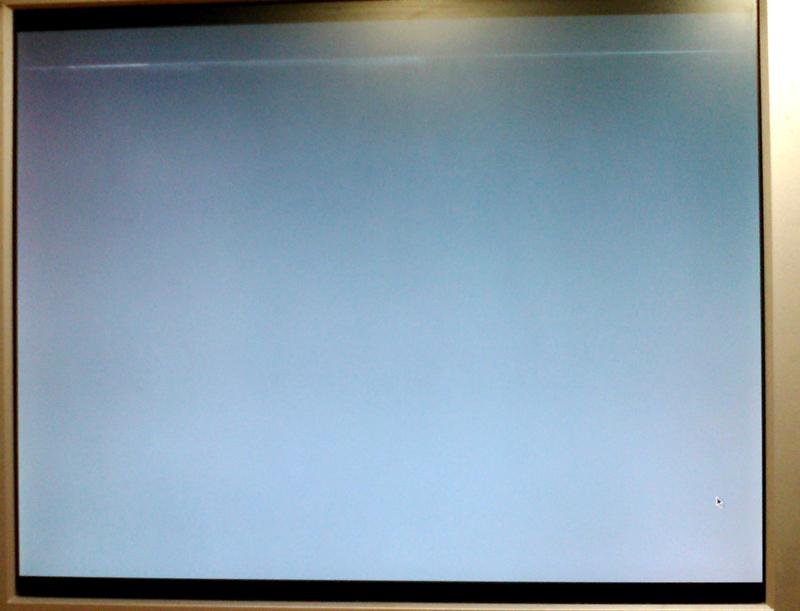 Полоса сверху экрана. Белая полоска на экране монитора. Светлые полосы на мониторе. Горизонтальные полоски белые на мониторе. Полупрозрачные полосы на мониторе.