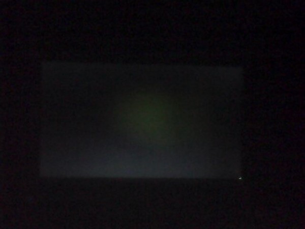 На экране появились светлые пятна. Белые пятна на мониторе. Пятно на экране проектора. Белые точки на экране телевизора. Пятна на экране монитора.