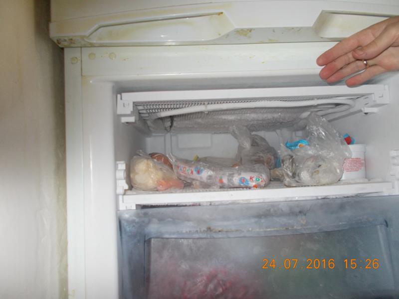 Холодильник сильно греется. Холодильник Индезит нагрев между камерами. Корпус холодильника. Панель конденсата холодильника. Перегрелся холодильник.