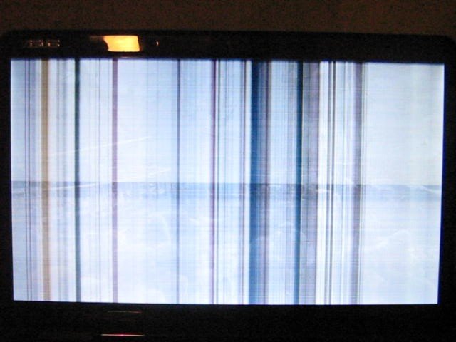 Почему светлеет экран. Монитор Samsung 710 полосы на экране. Телевизор самсунг рябит экран. Полосит телевизор Hyundai. Полосы на экране телевизора Sanyo ce21dx8c.