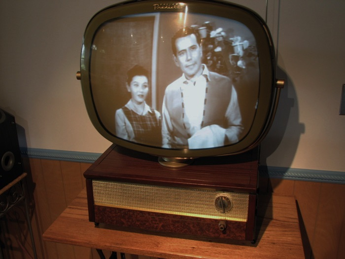 Телевизор Raytheon 1949. Телевизор ТК-1 1938 года. Старый телевизор с линзой. Раритетный телевизор. Телевизор готов