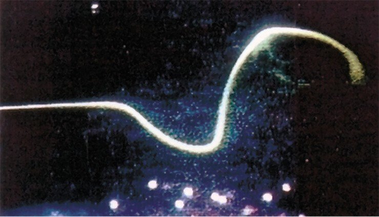 Закрученный поток в трубопроводе с переменным поперечным сечением. Поток в трубопроводе идет слева направо, его ось направлена горизонтально. Краситель, используемый для визуализации, впрыскивается выше по потоку через тонкую трубочку, установленную на оси трубопровода (M. Breuer, 1991). Вверху: Пузырьковый тип разрушения вихря, предшествующий разрушению спиралевидного вихря. В начале процесса формируется вихревая структура в форме парных колец, из которых визуализируется только второе, расположенное по ходу потока от пузырька. Внизу: После потери симметричности ядро вихря закручивается в спираль – поток начинает распадаться по спиральному типу