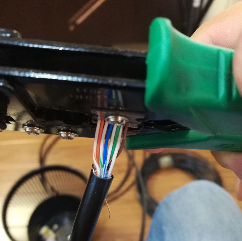 Обрежьте все проводники на длину, равную примерно ширине большого пальца от края оболочки кабеля