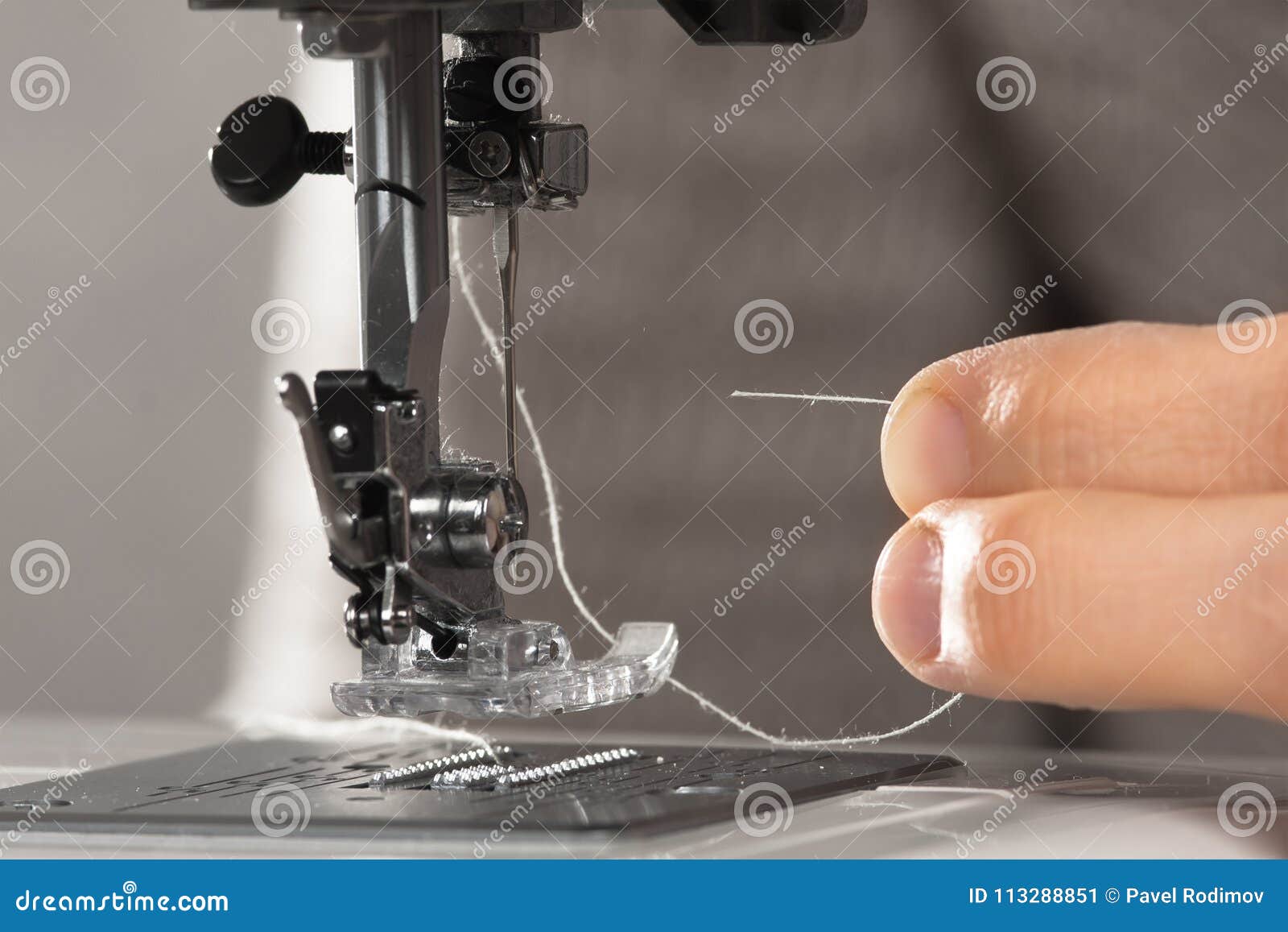 Почему рвет нитку на швейной. Ручная швейная машинка рвëт нитки. Рвётся нитка на швейной машинке. Машинка рвет нить. Машинка обрывает верхнюю нитку.