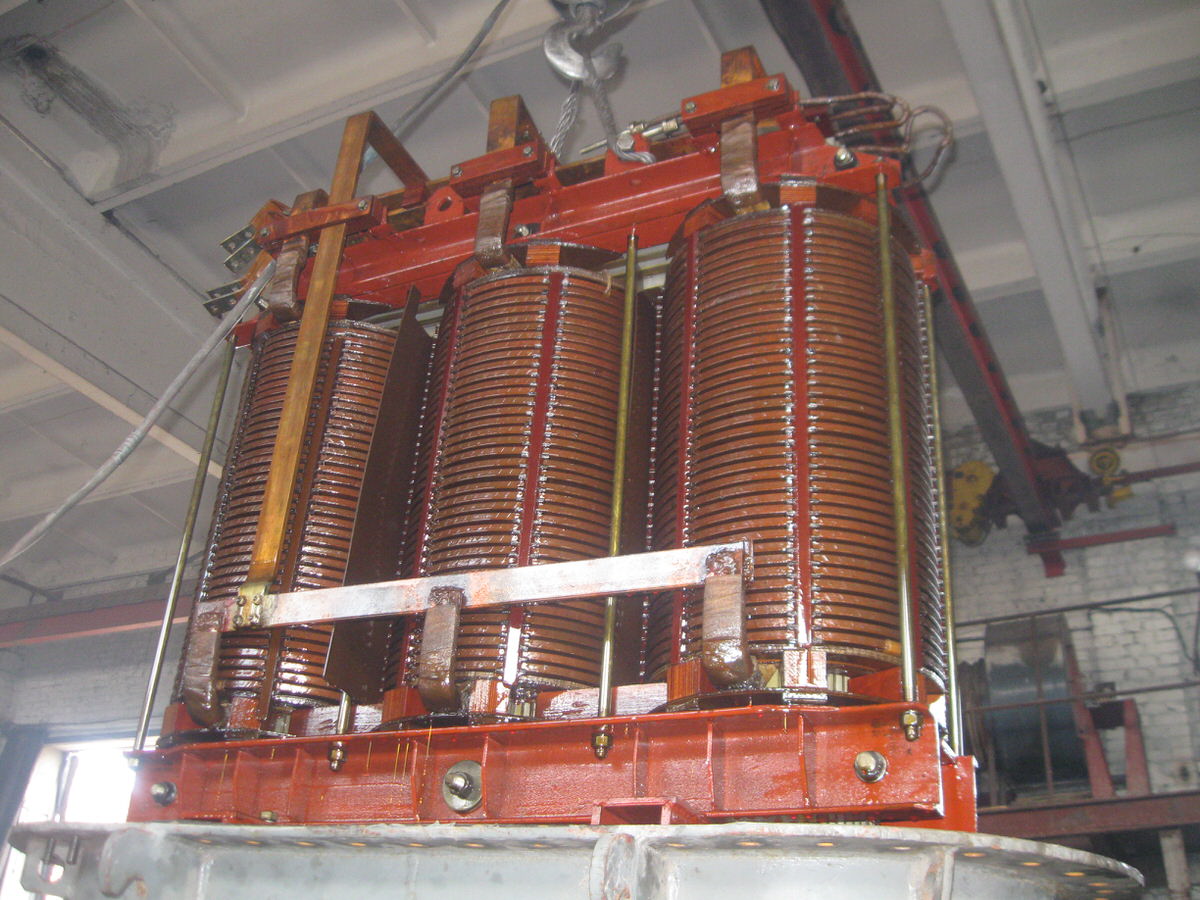 Внутренний трансформатор. Трансформатор тока 110 кв. Бак РПН трансформатора 110 кв. ТМ-400 трансформатор вскрытие. Трехобмоточный трансформатор магнитопровод.