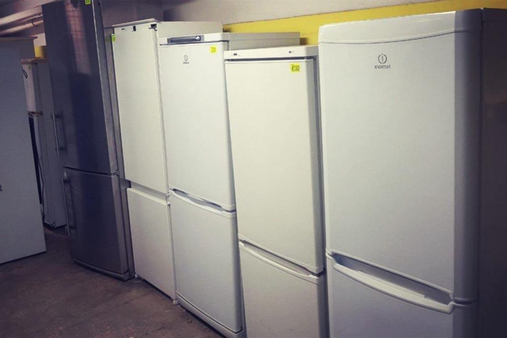 Где можно сдать холодильник. Старый холодильник. Новый холодильник. Старые модели холодильников. Утилизация холодильников.