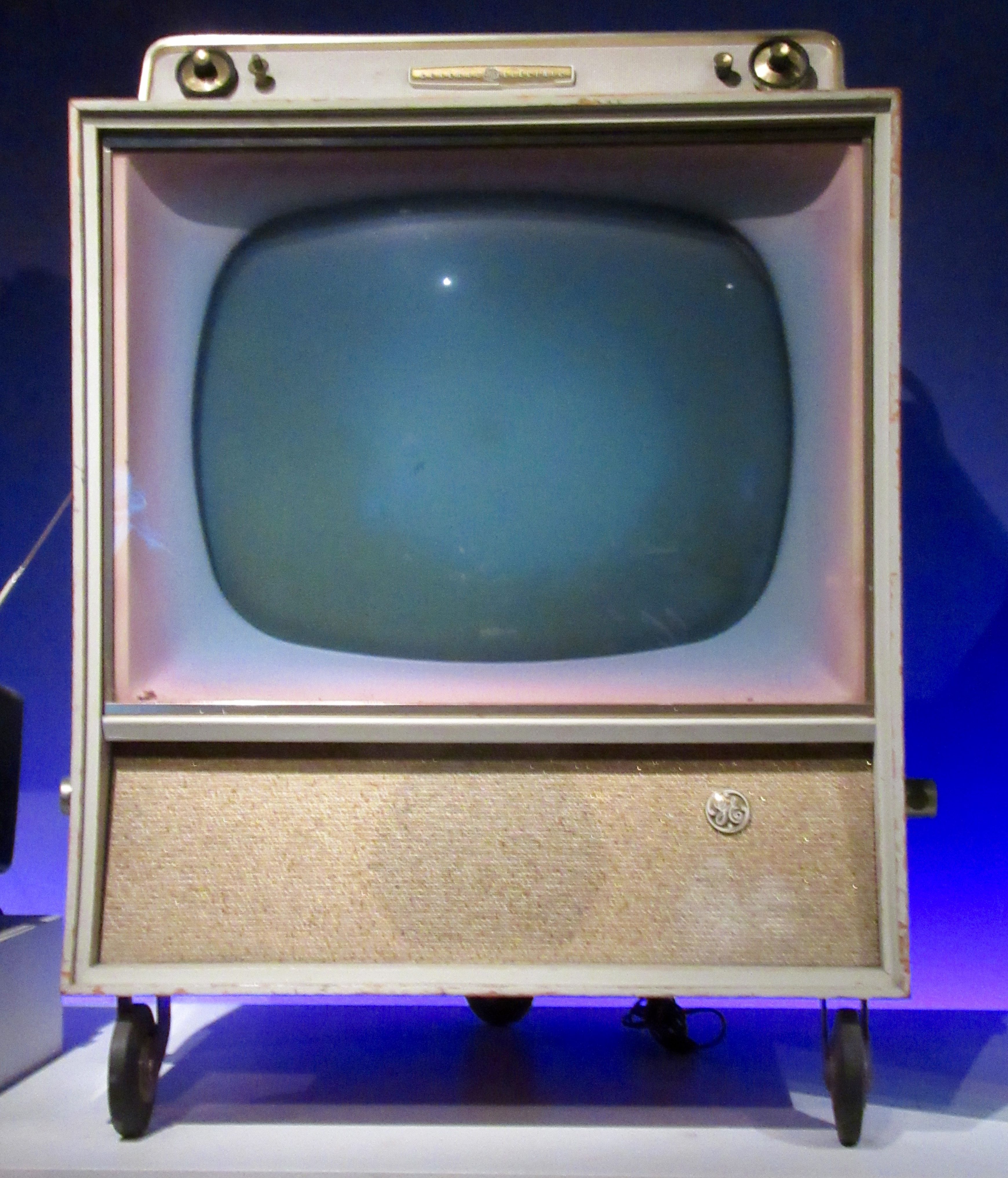 1 телевизор в мире. Первый телевизор самсунг 1960. Телевизор ГДР Chromalux. Американский телевизор. Первый цветной телевизор.