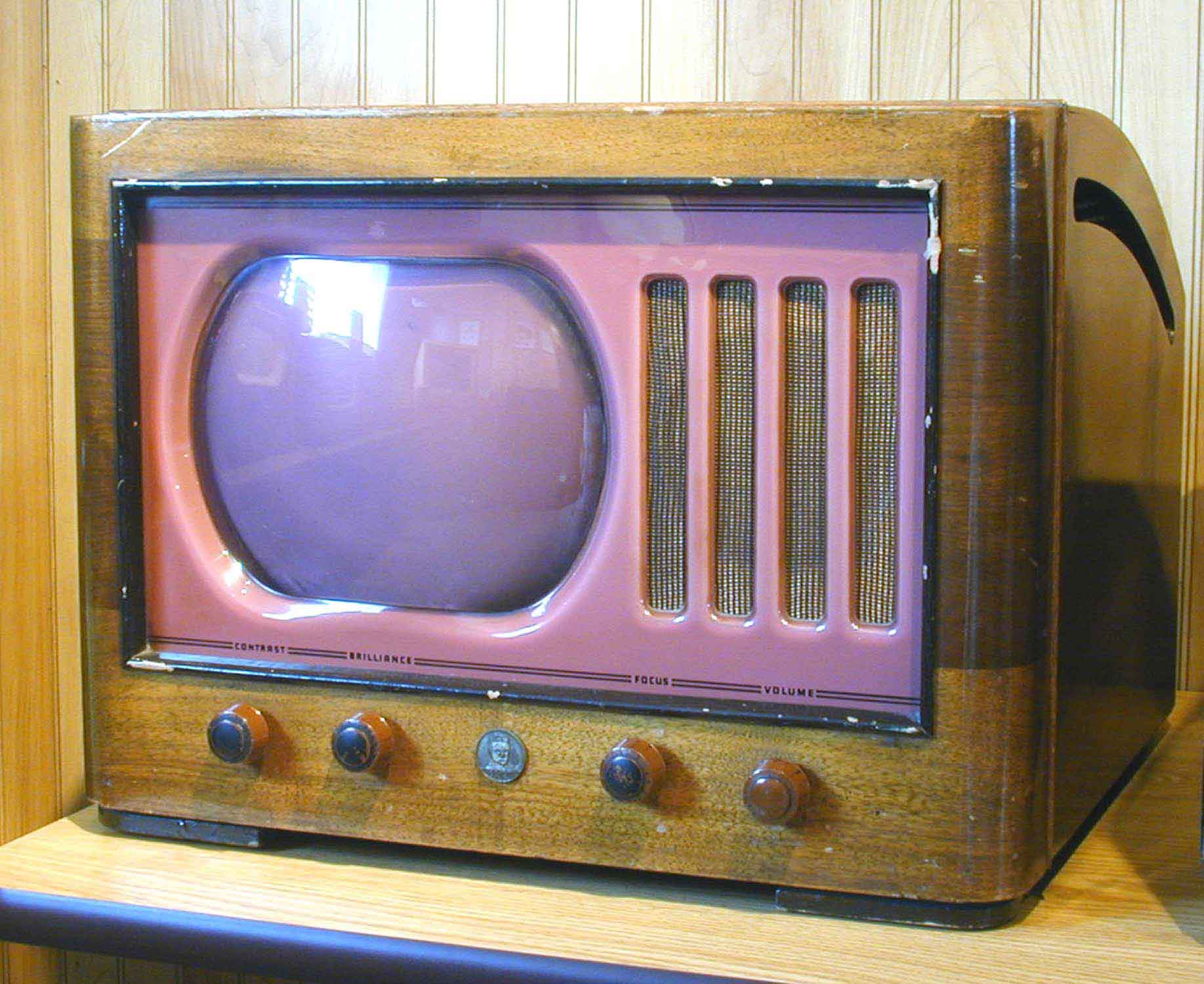 Когда был 1 телевизор. Телевидение 1926 год Джон Бэрд. Телевизор 1928 года. Телевизор Baird. Первый телевизор Джон Лоуги Бэрд.