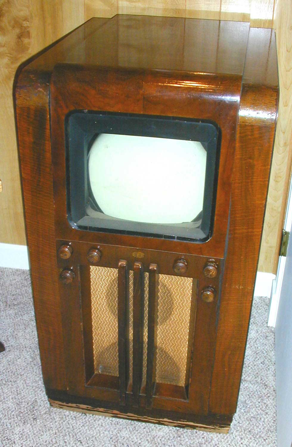 Какой был 1 телевизор. Телевизор Dumont 183x. RCS TT-5 первый телевизор. Телевизоры 30-х годов. Самый первый телевизор.